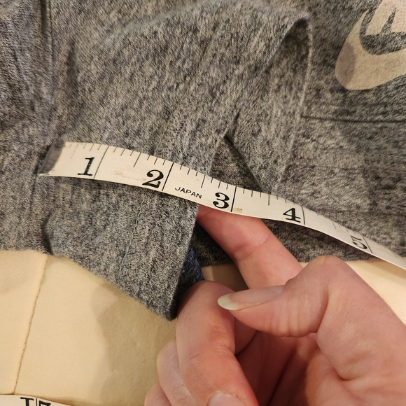 Nike Women's Heathered Gray Knit Logo Shorts Size Medium EUC Pockets - Picture 6 of 9